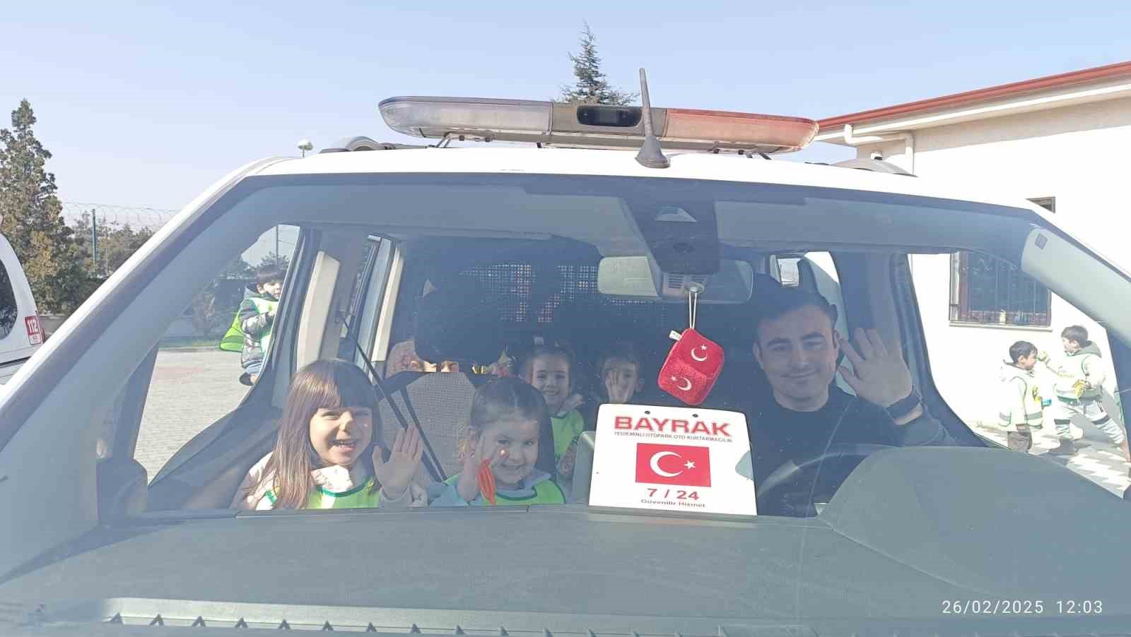 Anaokulu öğrencileri polis merkezini ziyaret etti
