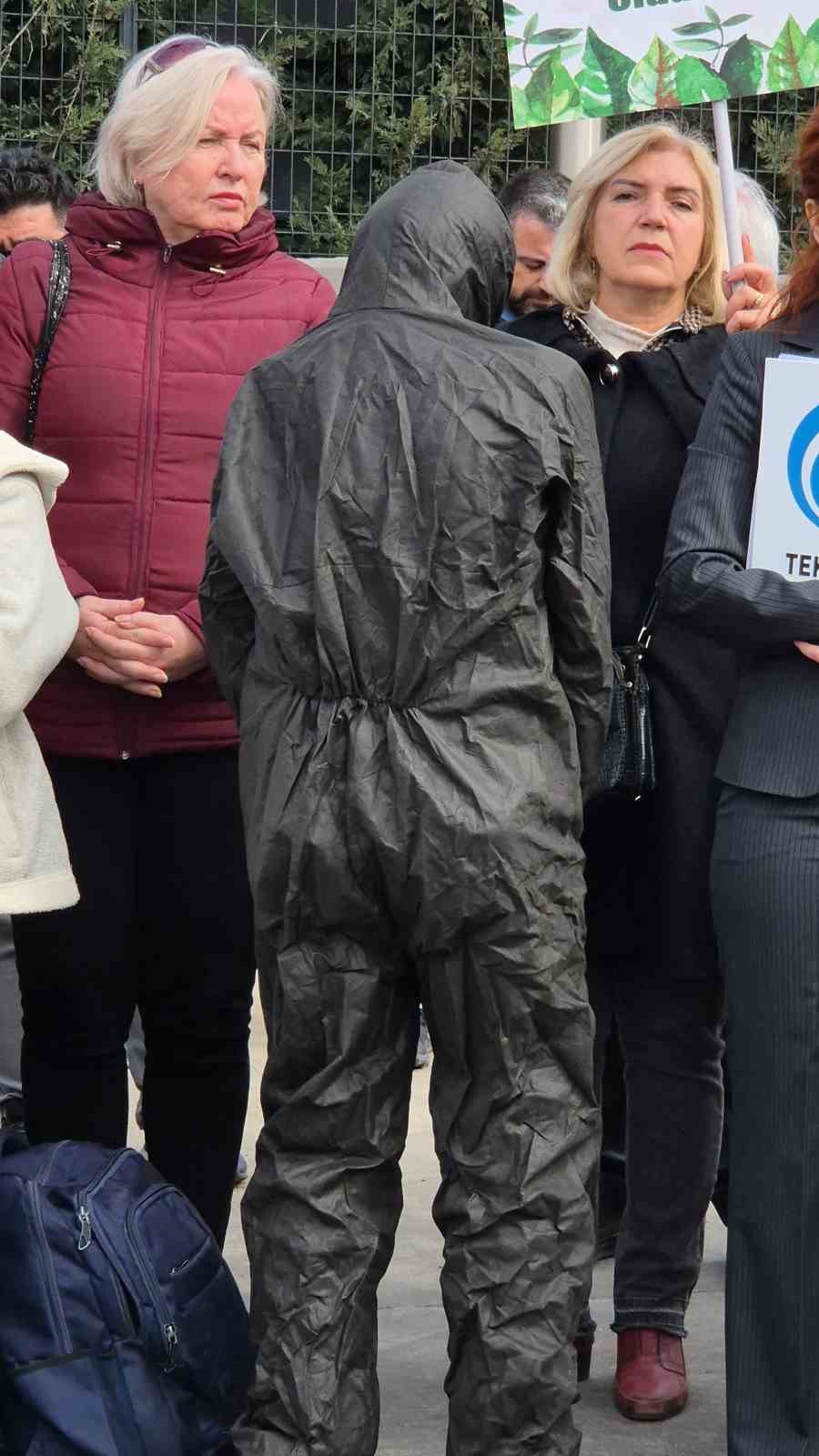 Siyah tulum giyip yere yattı: Tekirdağ&rsquo;da liman protestosu
