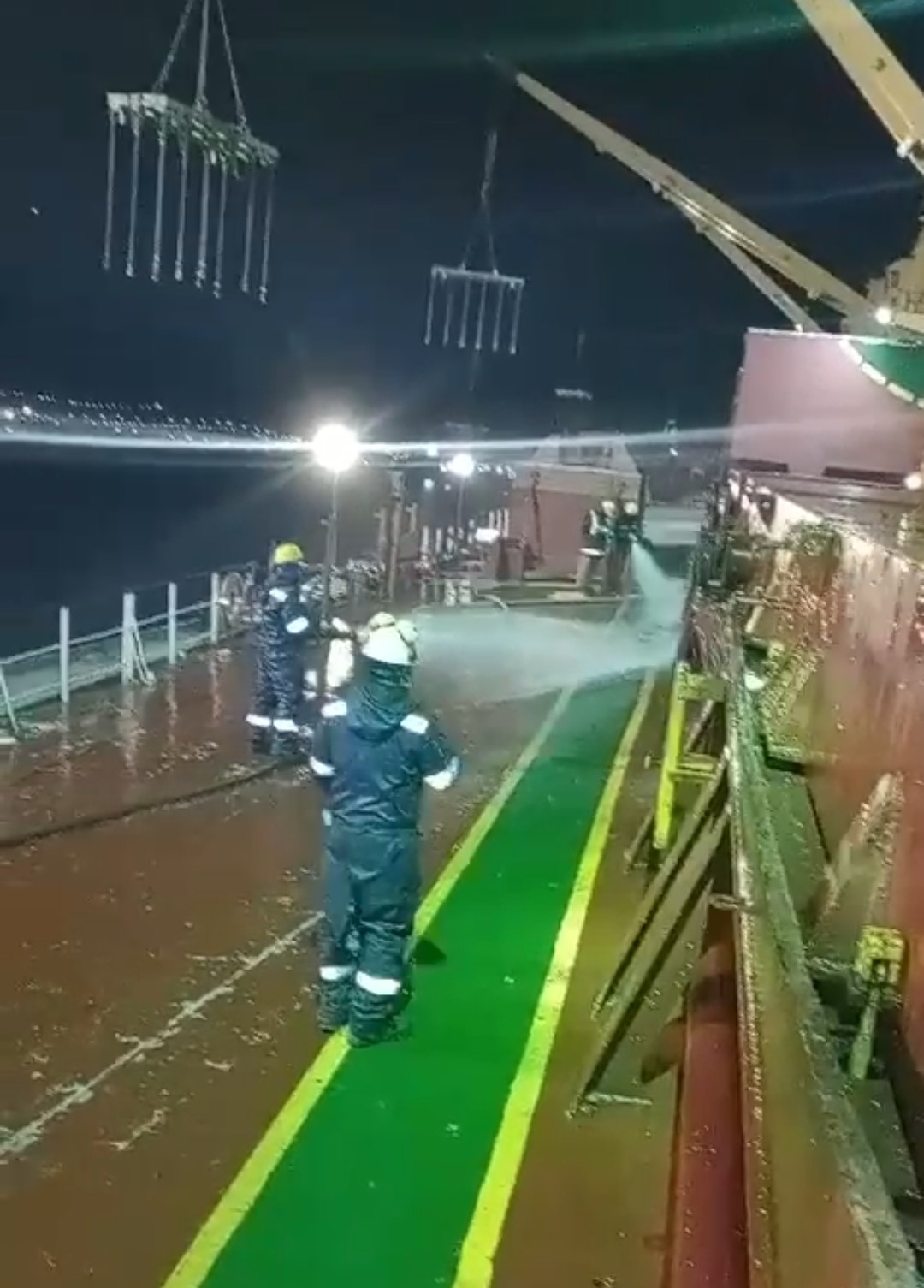 Sanko Limanı’nda kuru yük gemisinde çıkan yangın büyük ölçüde kontrol altına alındı