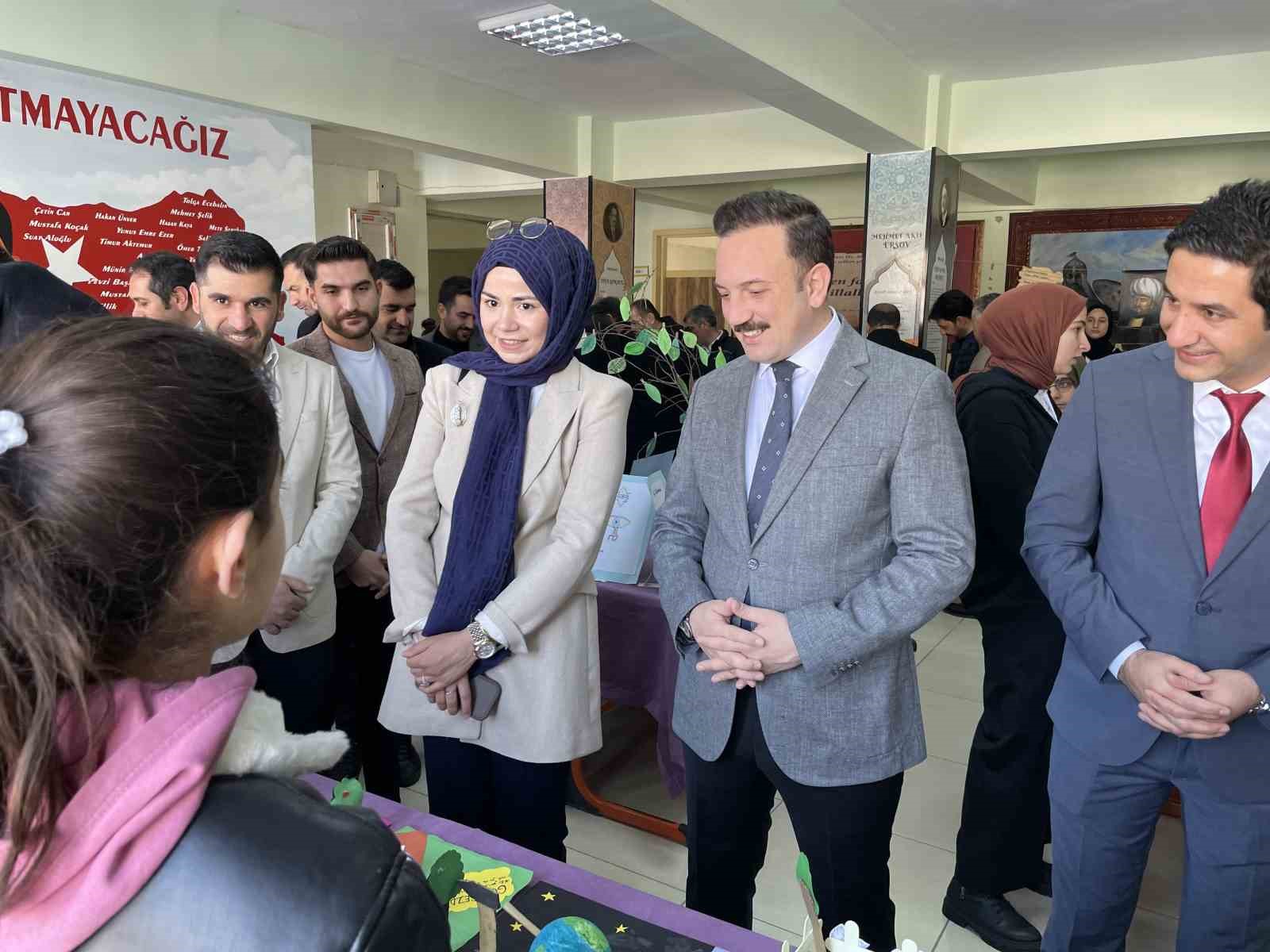 Malazgirtli &ouml;ğrenciler atas&ouml;zleri ve deyimleri maketlerle canlandırdı
