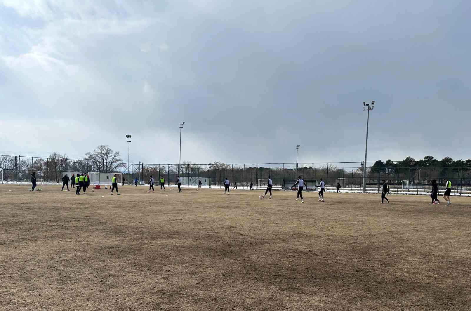 24Erzincanspor, İneg&ouml;lspor hazırlıklarını s&uuml;rd&uuml;r&uuml;yor
