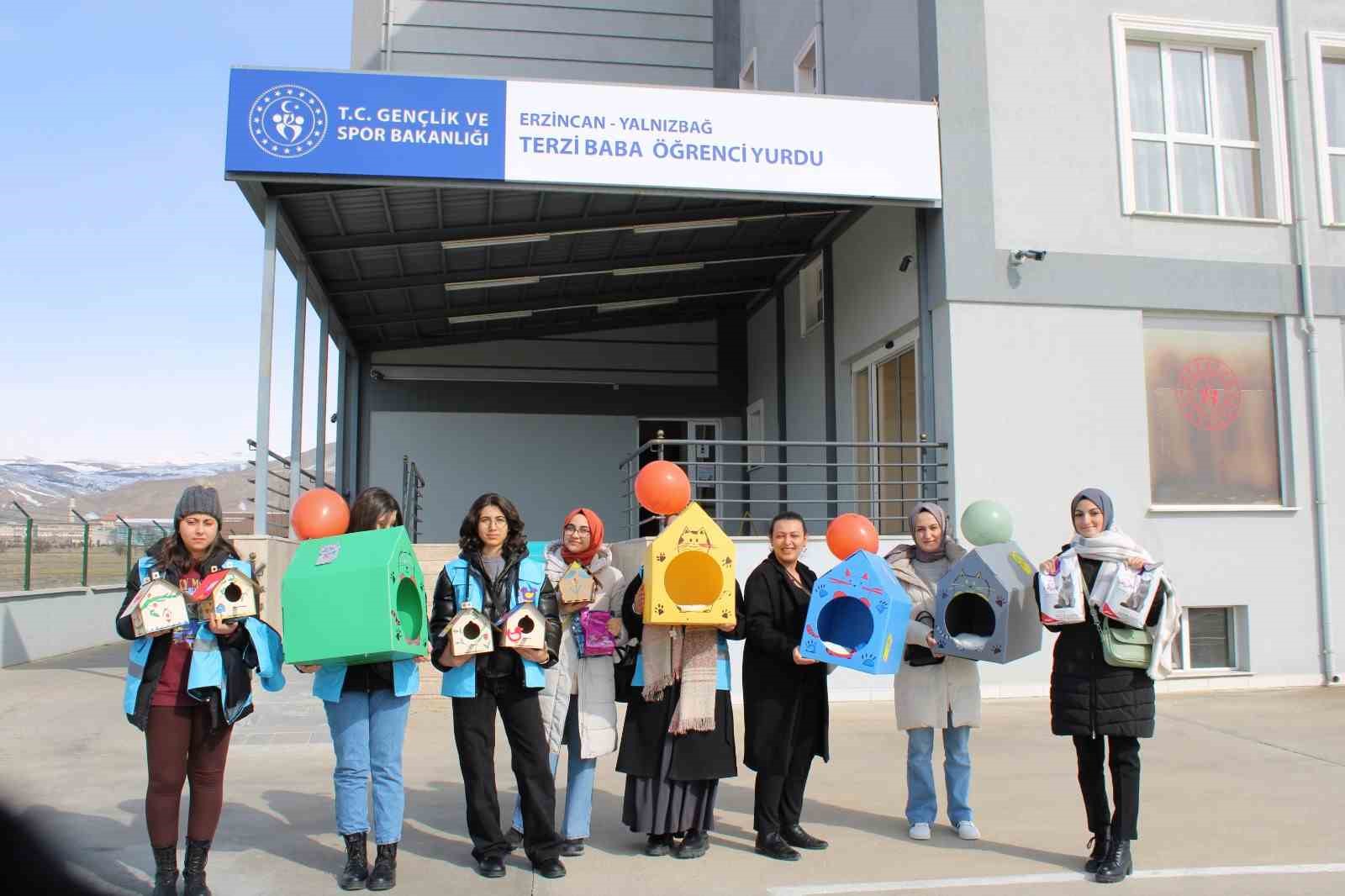 Öğrencilerden sokak hayvanlarına şefkat