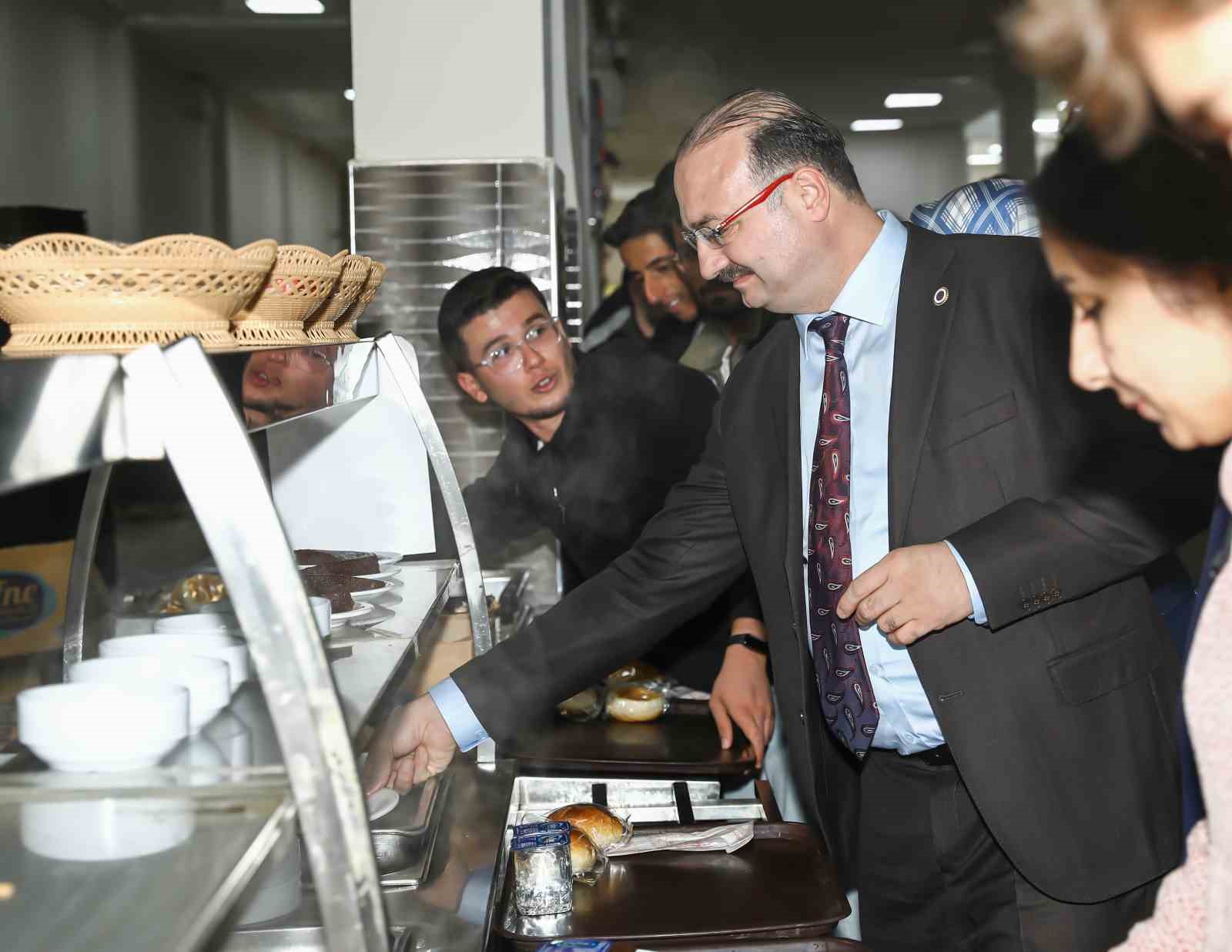 Atatürk üniversitesinden öğrencilerine ücretsiz iftar yemeği