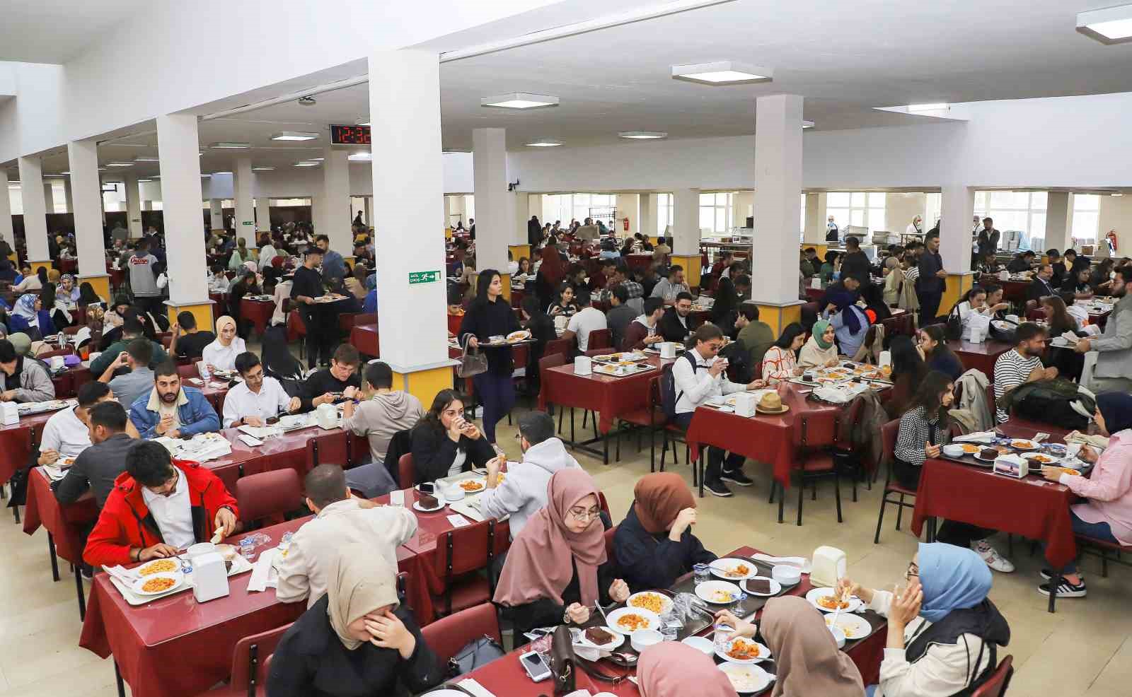 Atat&uuml;rk &uuml;niversitesinden &ouml;ğrencilerine &uuml;cretsiz iftar yemeği
