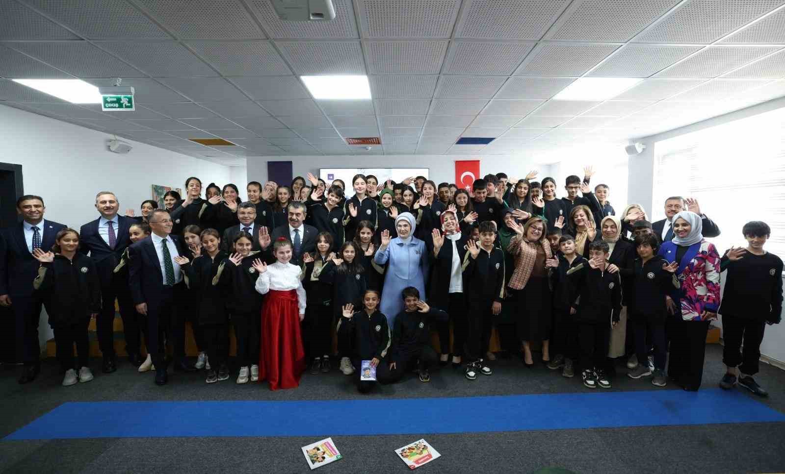 Emine Erdoğan, Gaziantep&rsquo;te Karakuyu Ortaokulu&rsquo;ndaki k&uuml;t&uuml;phanenin a&ccedil;ılışına katıldı
