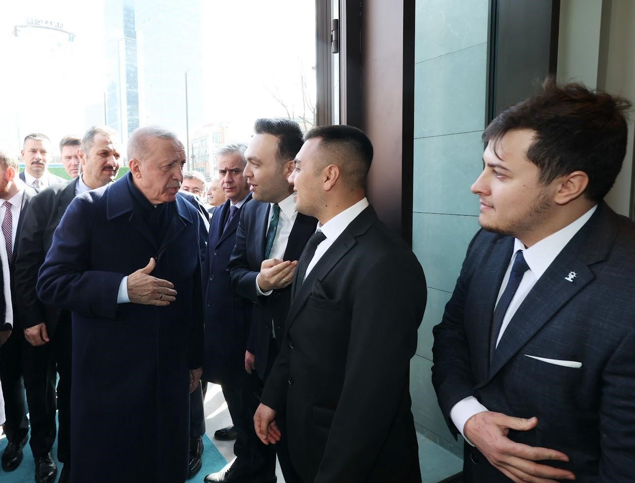 Burdurlu Recep Tayyip Erdoğan’a parti rozetini Cumhurbaşkanı Erdoğan taktı