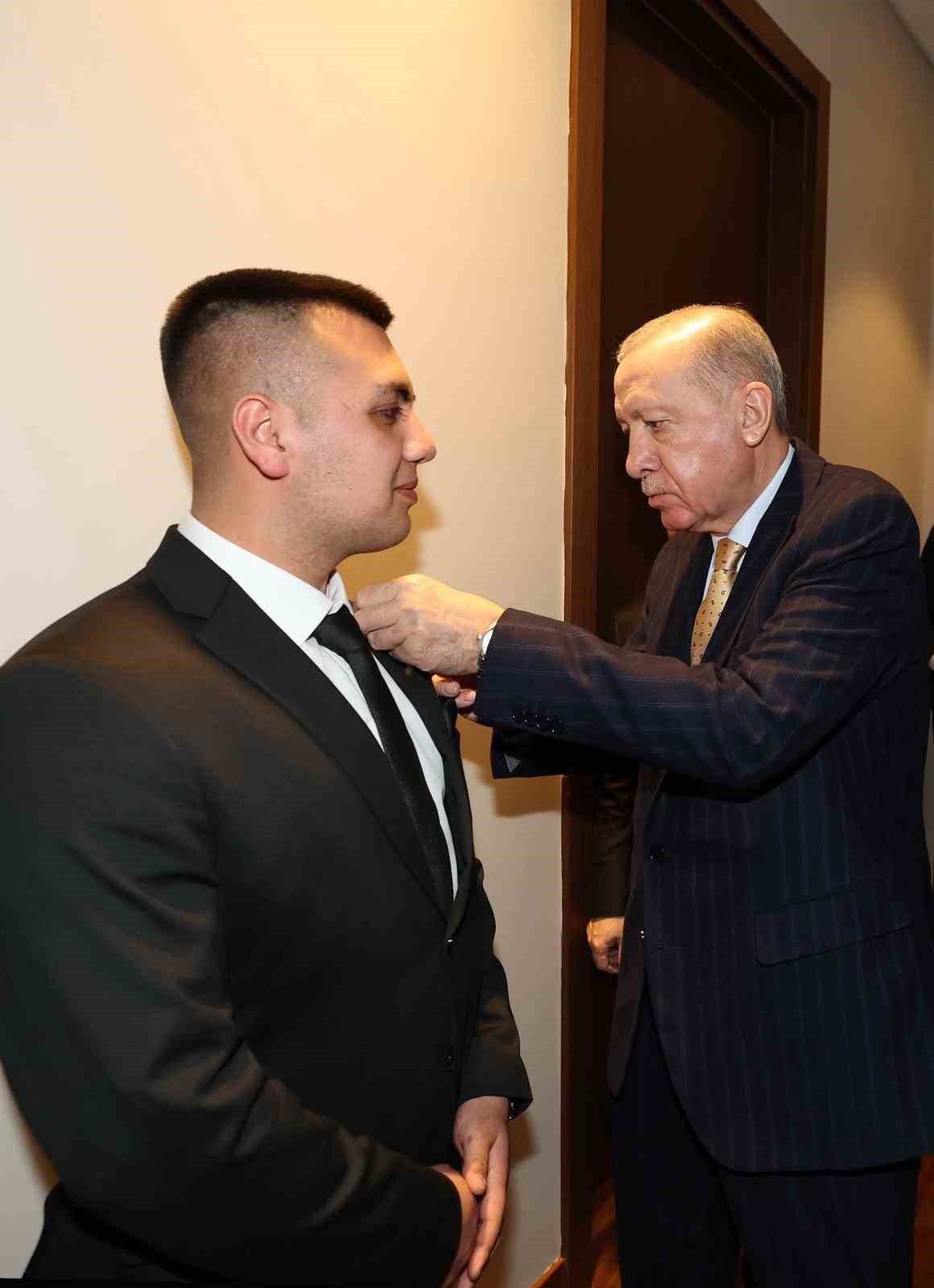 Burdurlu Recep Tayyip Erdoğan’a parti rozetini Cumhurbaşkanı Erdoğan taktı