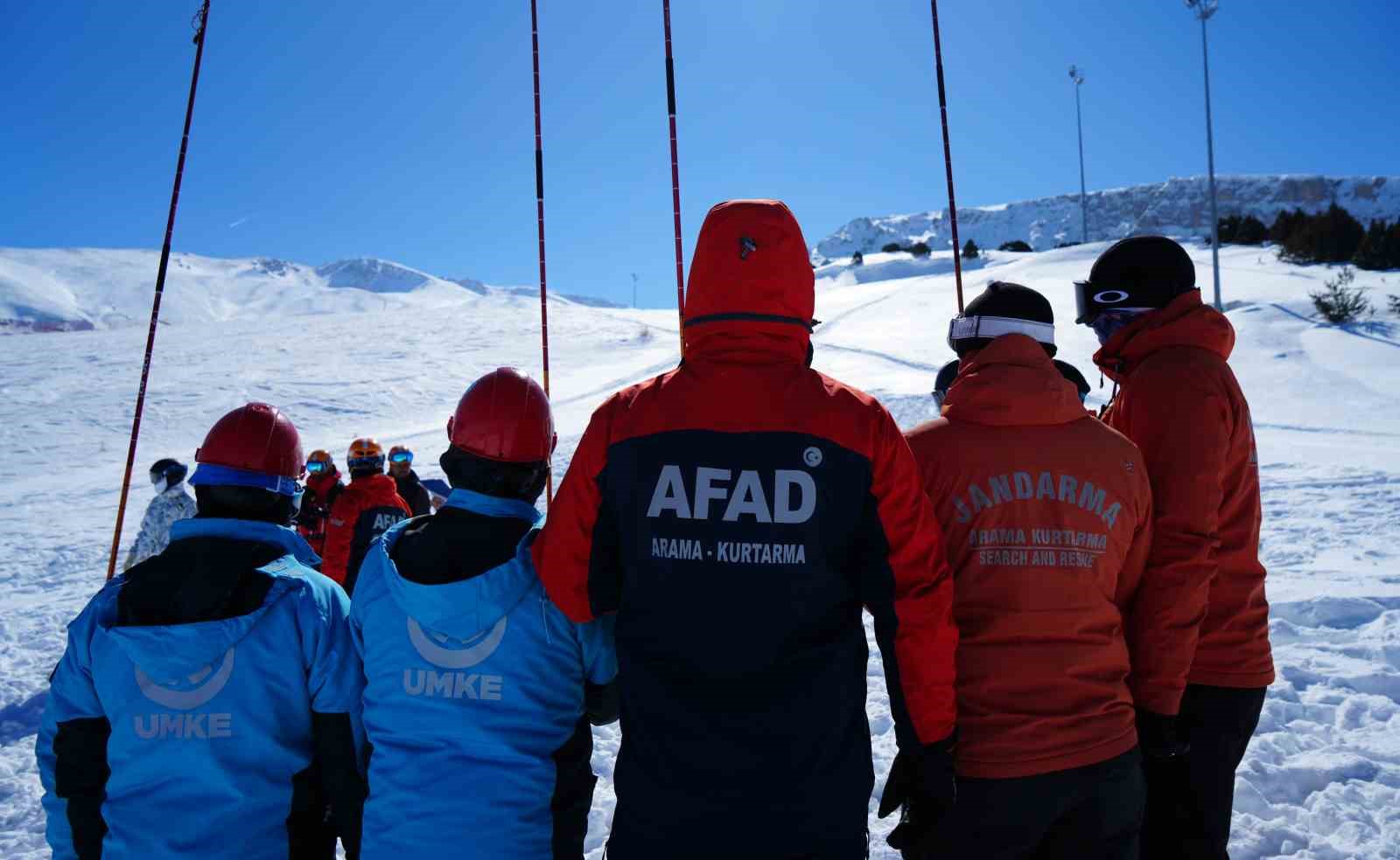 Ergan Kayak Merkezi&rsquo;nde ger&ccedil;eği aratmayan &ccedil;ığ tatbikatı
