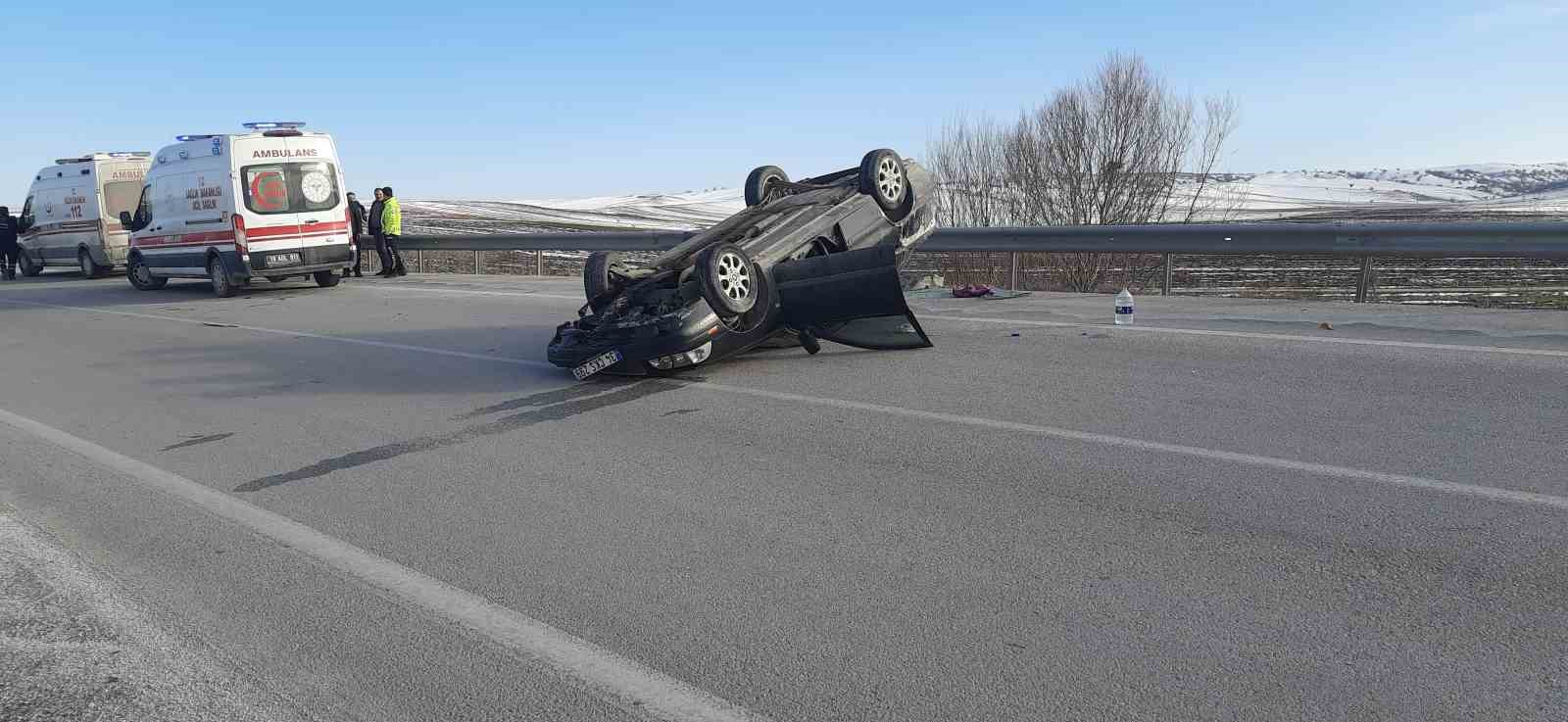 K&ouml;peğe &ccedil;arpmamak i&ccedil;in ani manevra yaptı, takla atan otomobileki 3 kişi yaralandı
