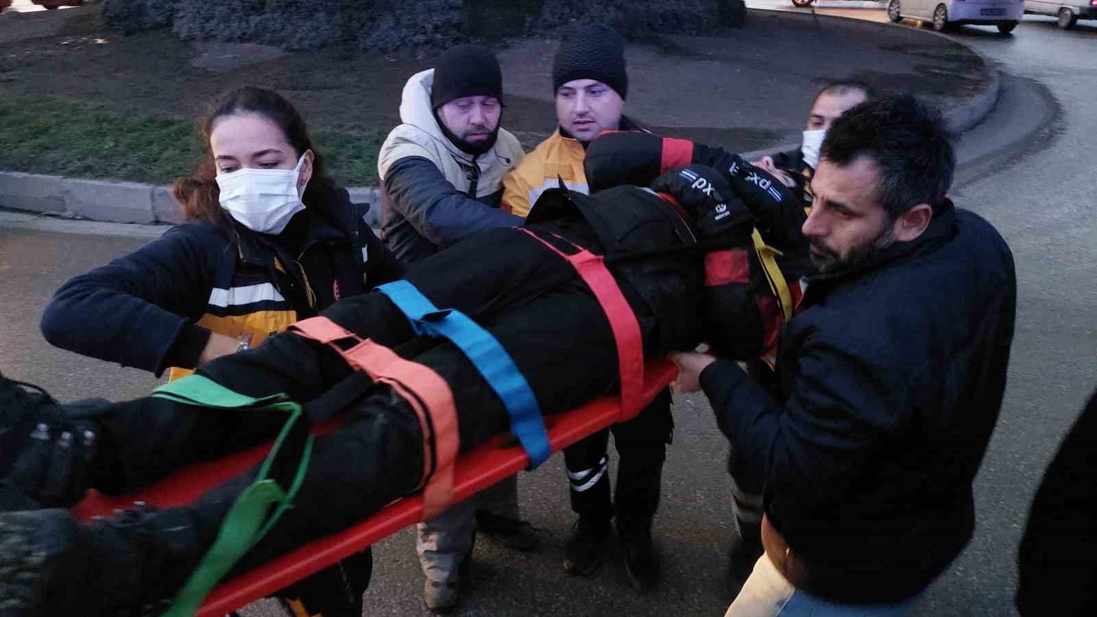 Hafif ticari ara&ccedil; ile motosiklet &ccedil;arpıştı: 2 kişi yaralandı
