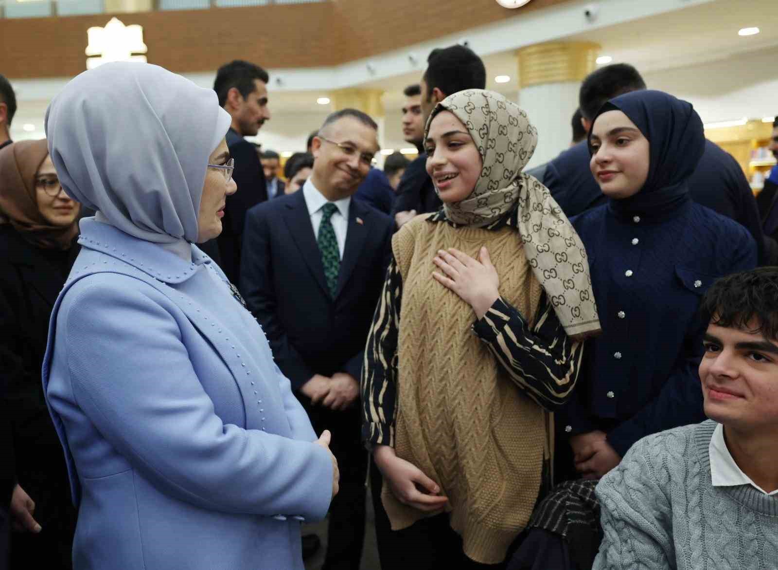Emine Erdoğan, Gaziantep’te Şahinbey Millet Kütüphanesini ziyaret etti