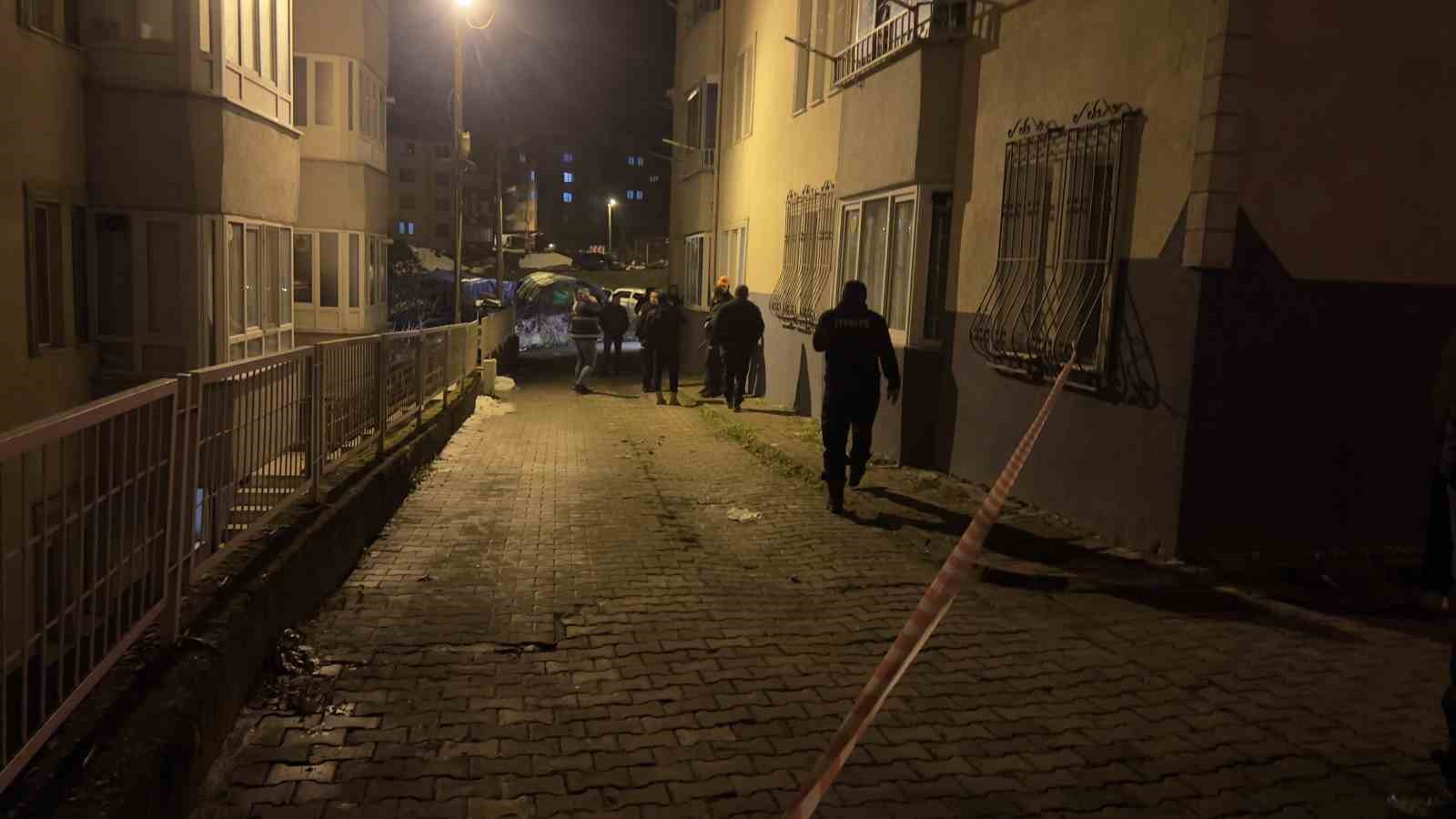 Zonguldak’ta korku dolu gece, çenesine silah dayayıp boşandığı eşinin gelmesini istedi
