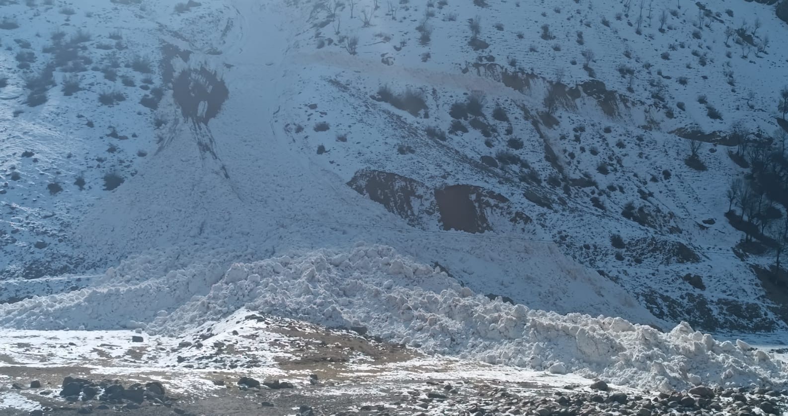 Hakkari’de köy yoluna düşen çığ temizlendi