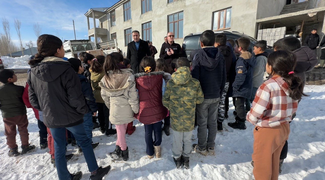 Yüksekova’da çocuklara mont ve ayakkabı yardımı yapıldı
