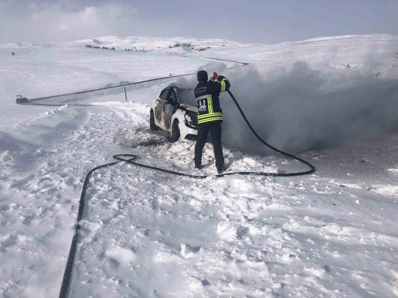 Horasan’da seyir halindeki otomobil alev aldı