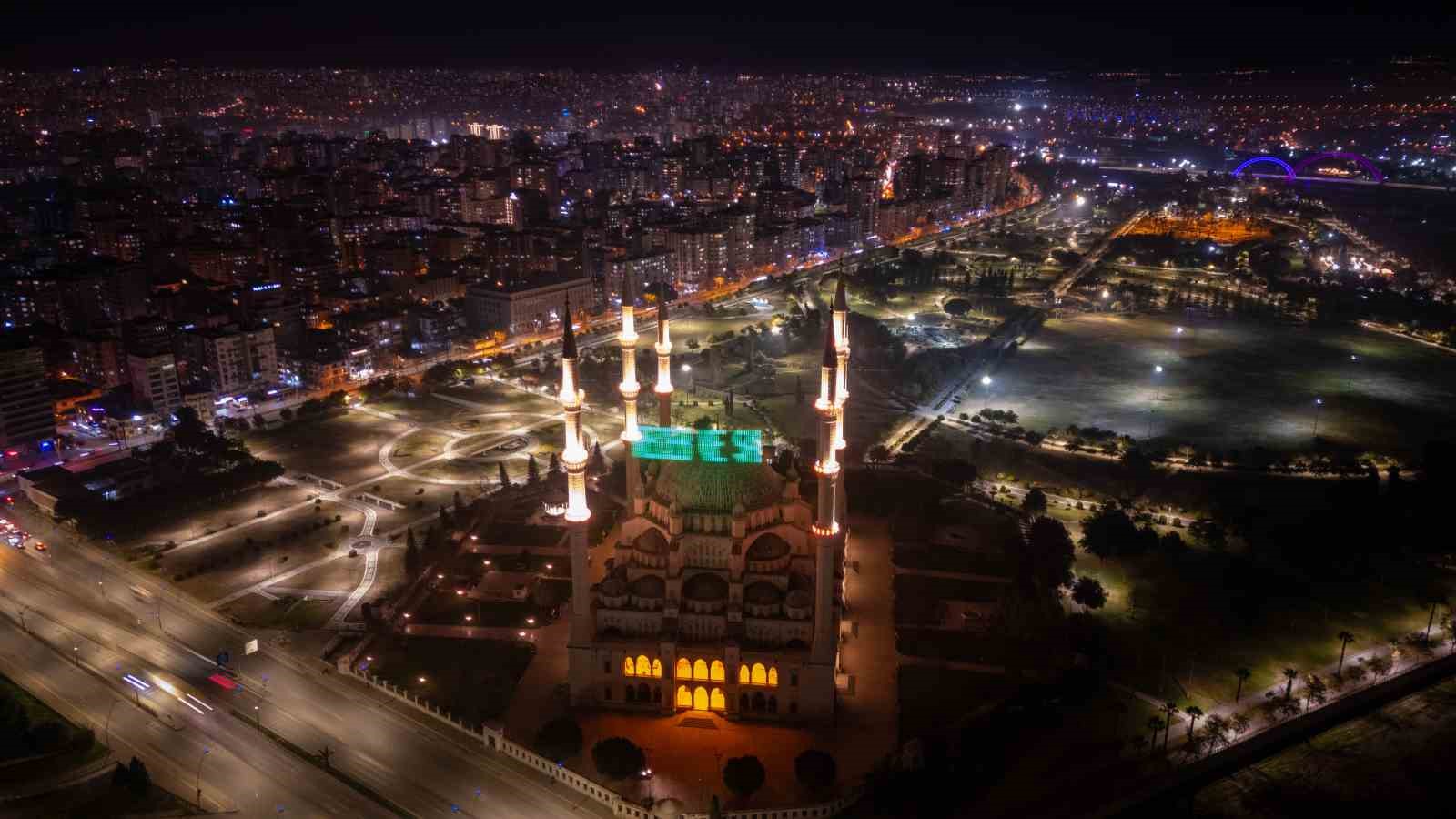 Sabancı Merkez Camii’nde asılan mahya havadan görüntülendi
