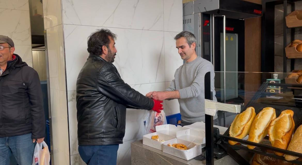 Mahalle sakinlerine 40 yıllık fırından anlamlı jest