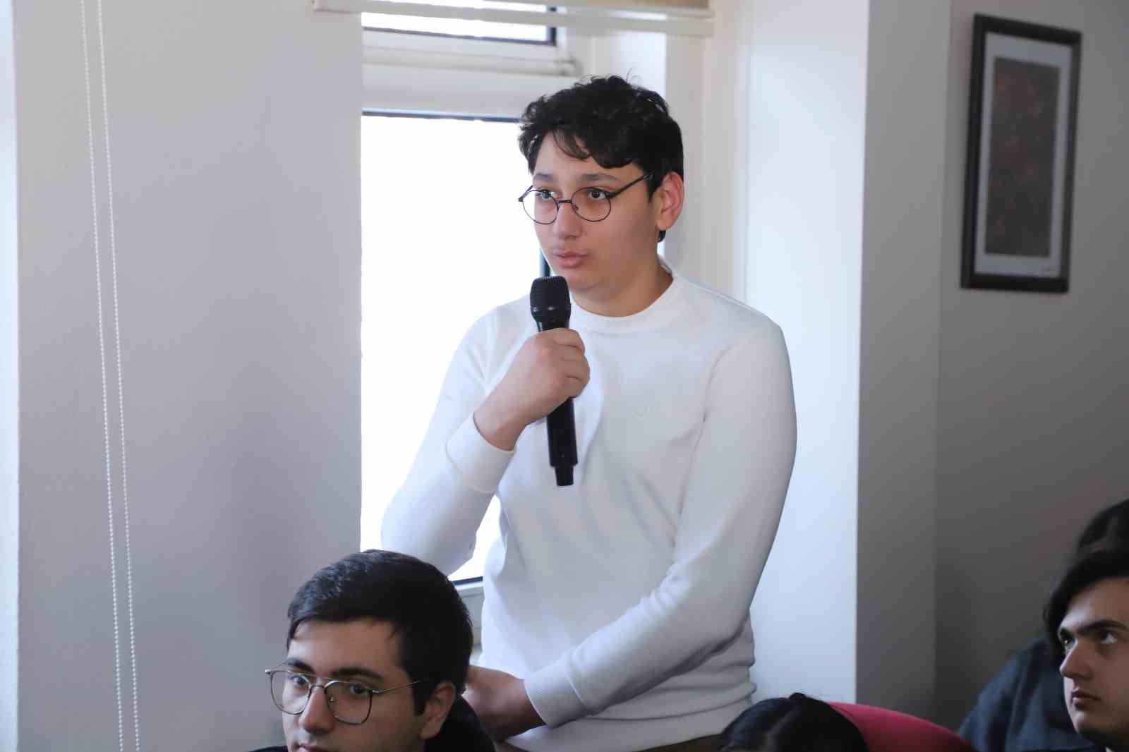 Rekt&ouml;r Hacım&uuml;ft&uuml;oğlu, eğitim g&ouml;rd&uuml;ğ&uuml; lisede kariyer s&ouml;yleşisine katıldı
