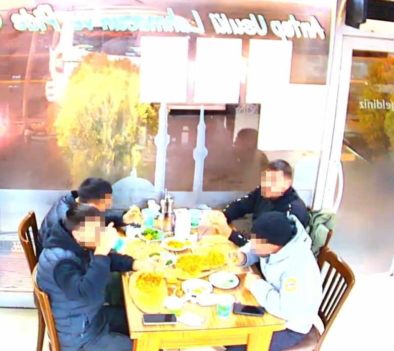 Çaldıkları paralarla ziyafet yapmışlar