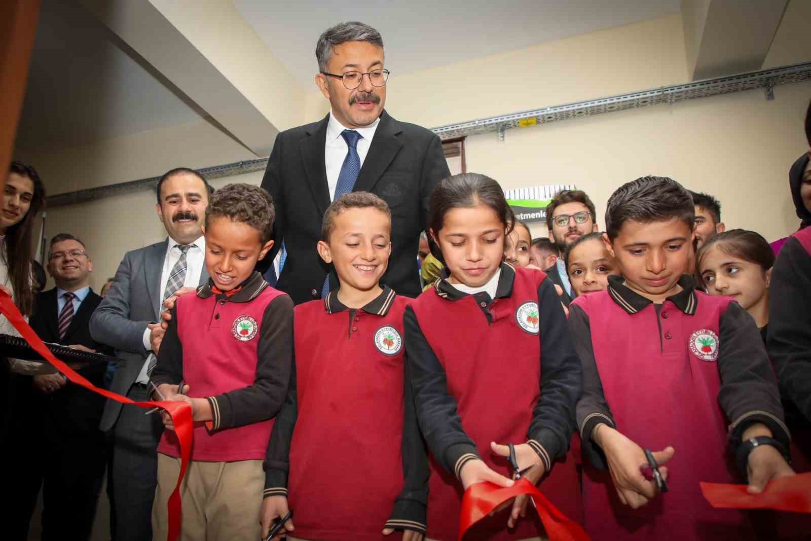 Hakkari’de "Bir Bavul Kitap Kütüphanesi" açıldı
