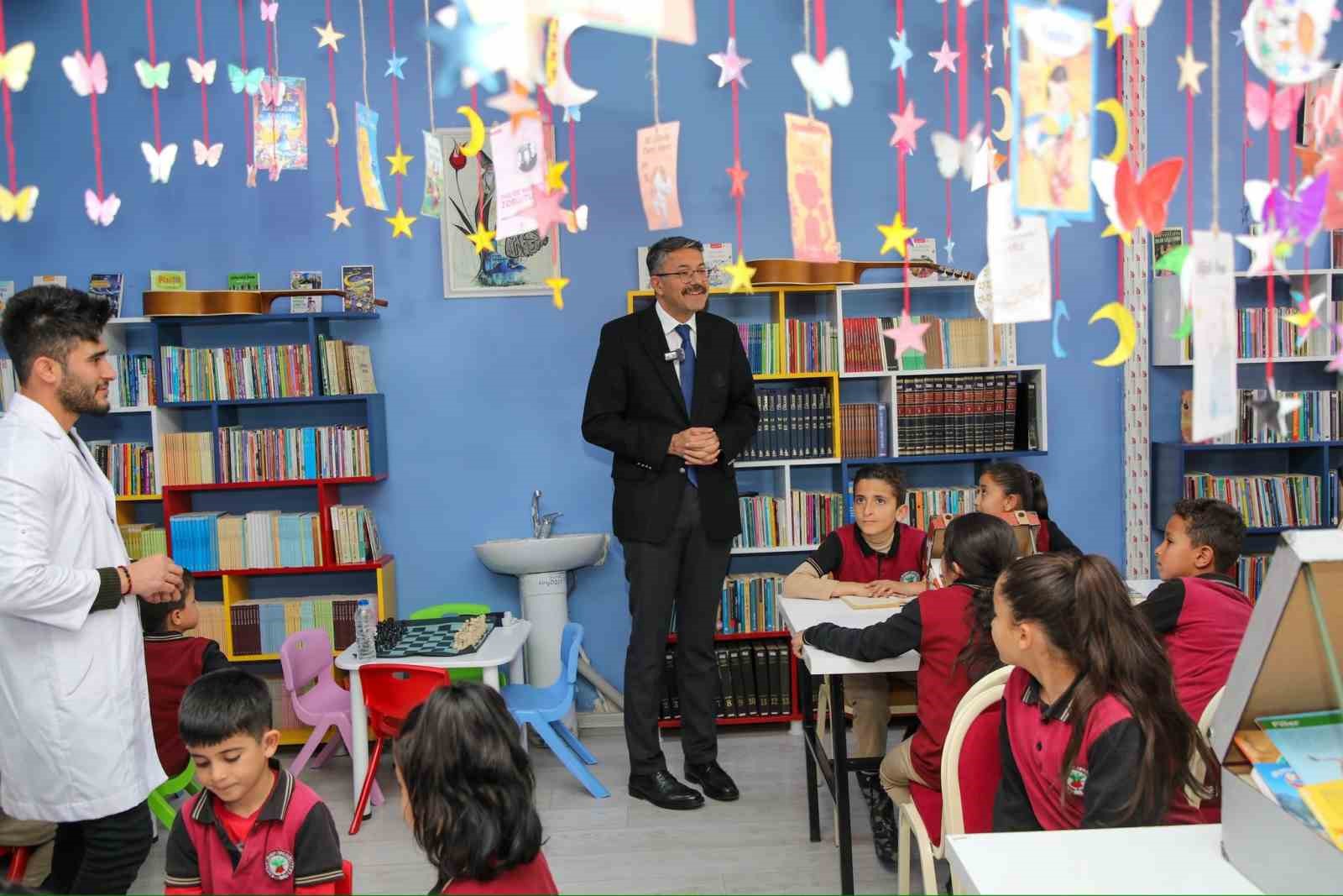 Hakkari’de "Bir Bavul Kitap Kütüphanesi" açıldı
