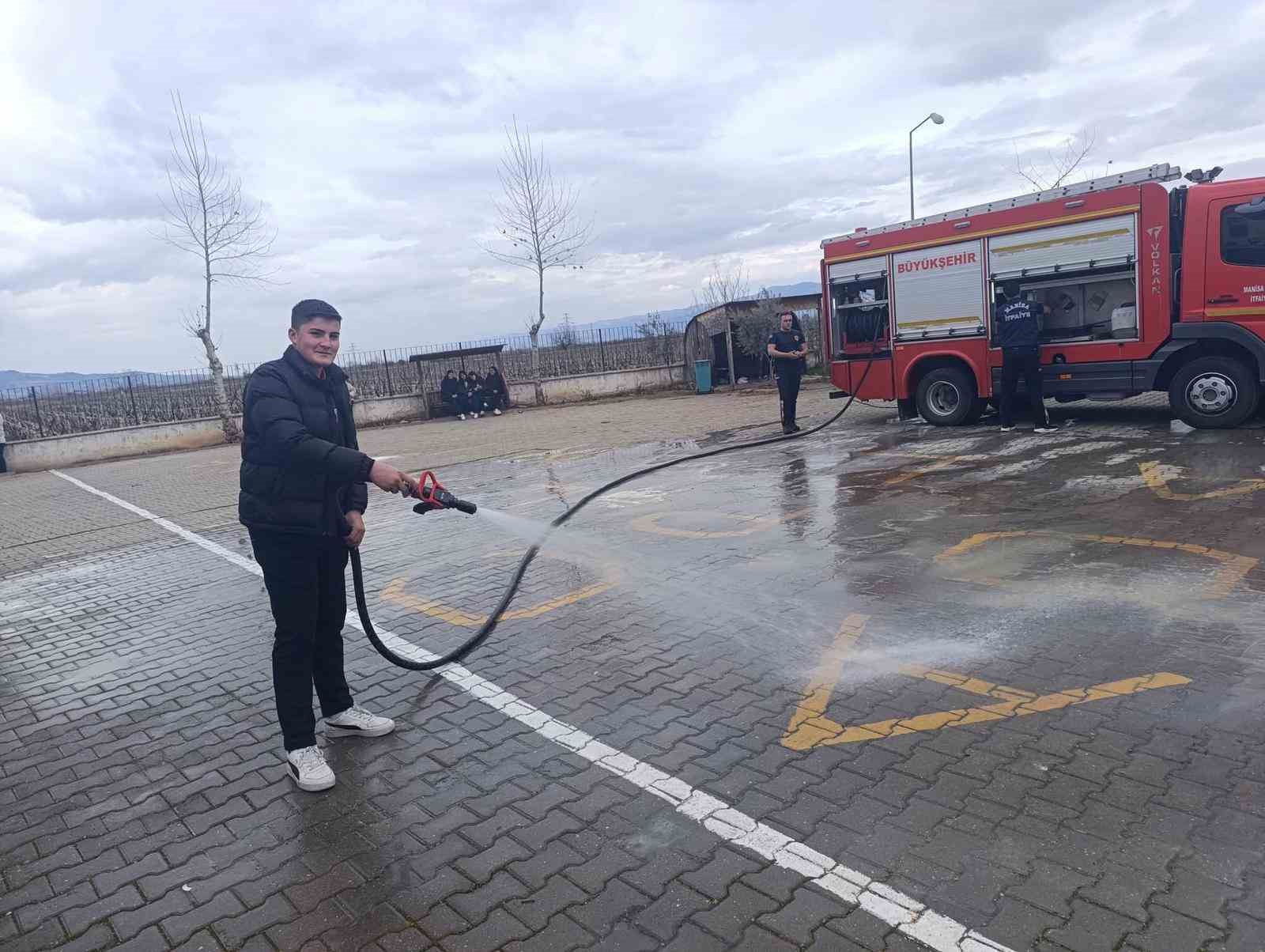 Liseliler yangın sırasında ne yapacaklarını uygulamalı öğrendi
