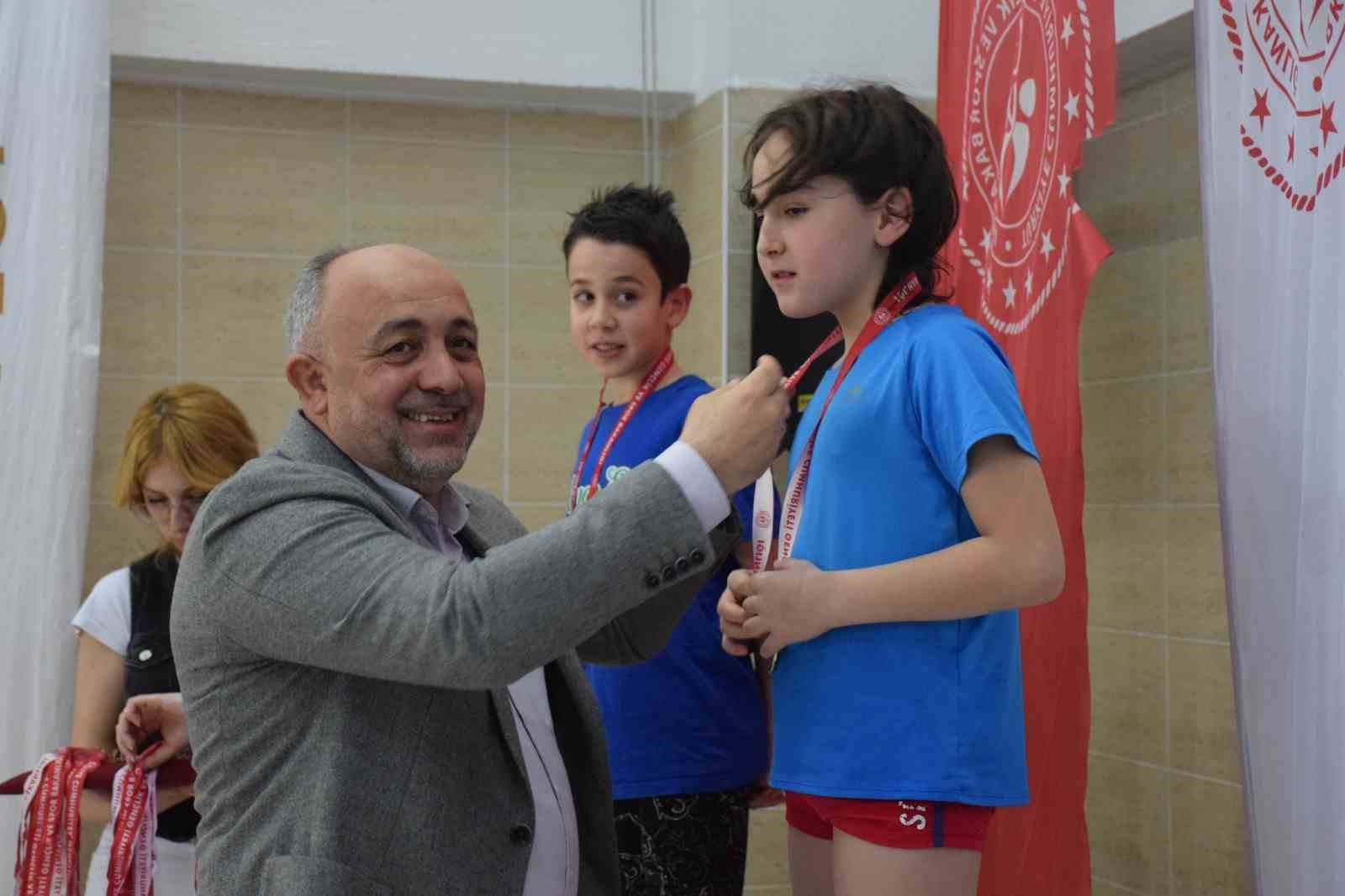 Minikler ve küçükler yüzme müsabakaları başladı