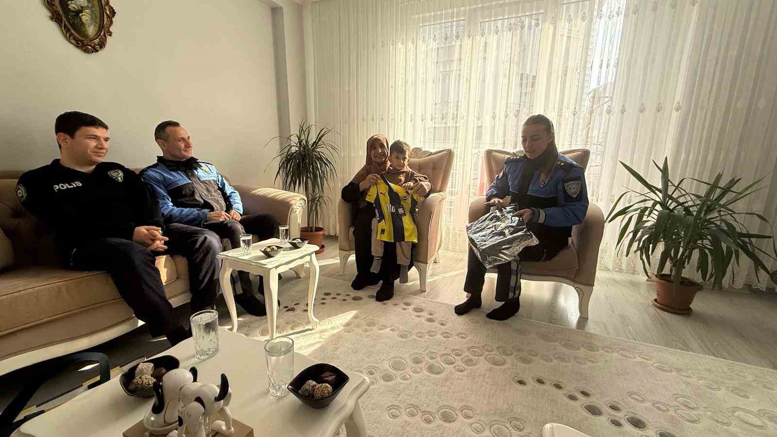 Tekirdağ emniyetinden y&uuml;rekleri ısıtan hareket
