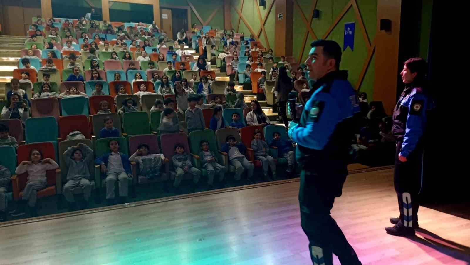 Polis ekiplerinin &ouml;ğrencilere y&ouml;nelik bilgilendirmeleri s&uuml;r&uuml;yor
