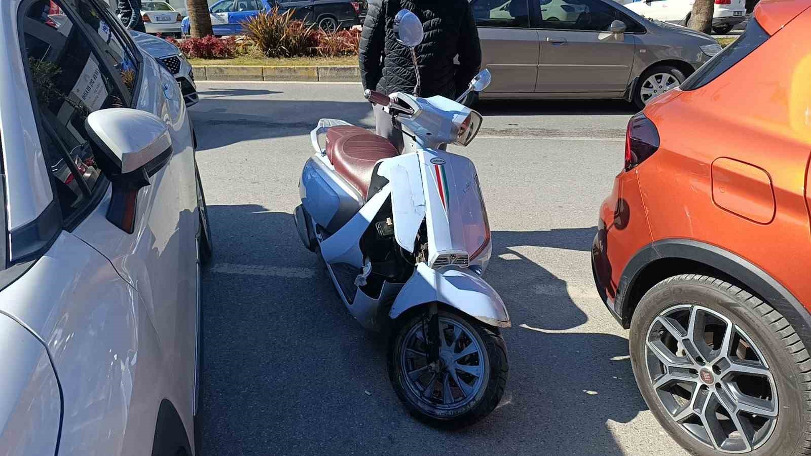 Manavgat&rsquo;ta otomobile arkadan &ccedil;arpan motosikletli yaralandı
