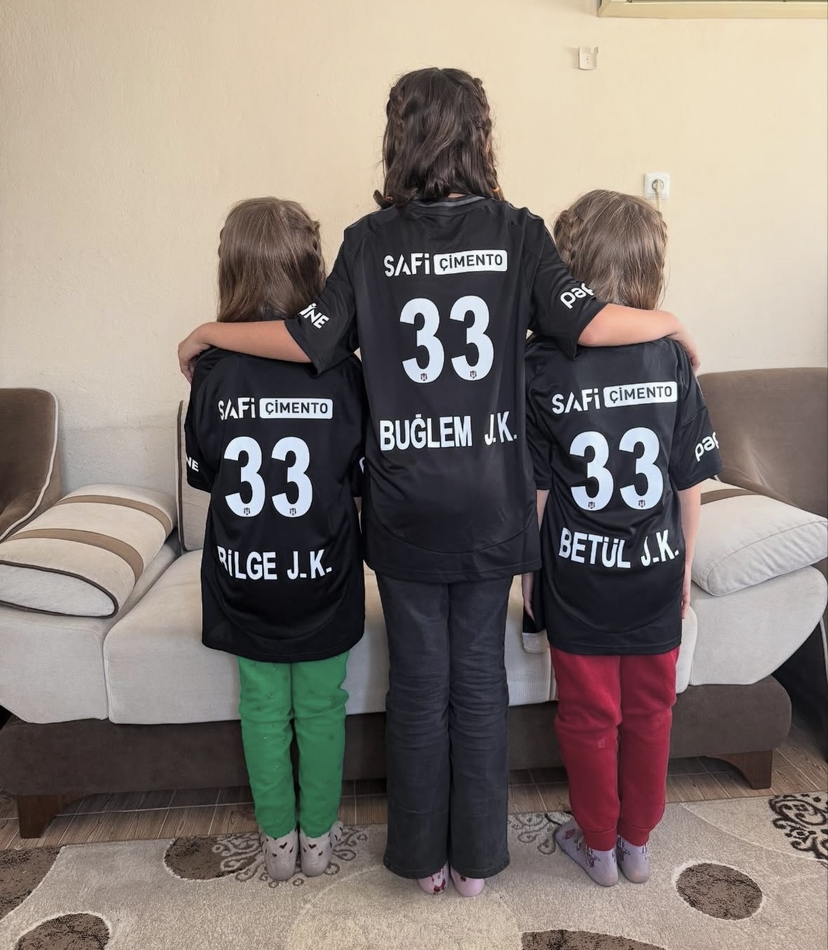 Beşiktaşlı baba takımına olan sevgisini kızlarının isimlerinde yaşatıyor
