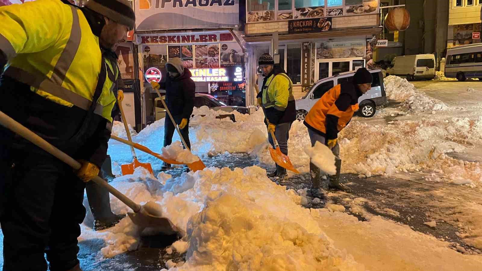 Artvin’de cadde ve sokaklarda imece usulü kar temizliği
