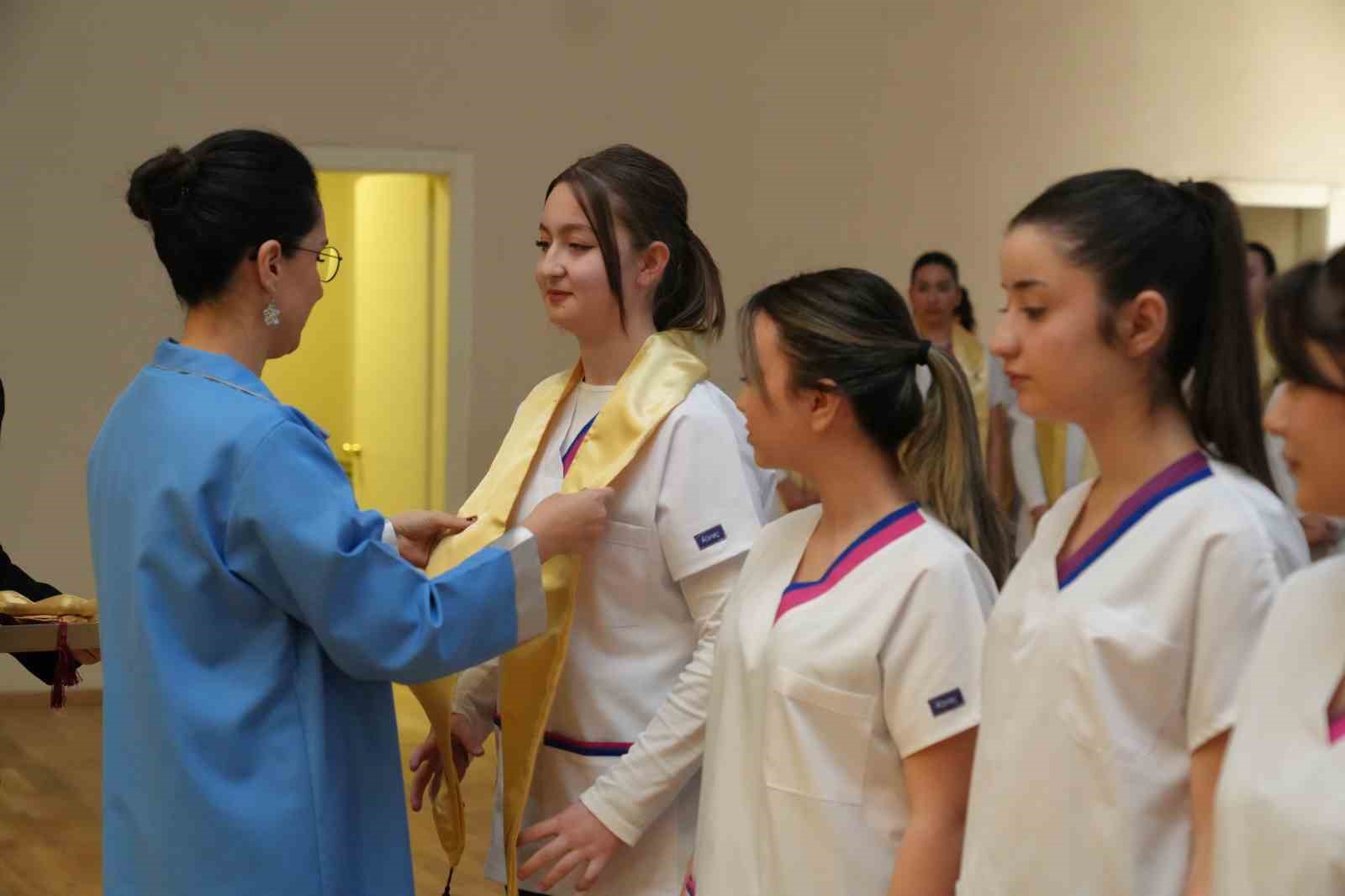 KÜN Ebelik ve Hemşirelik Bölümü öğrencileri üniformalarını giydi