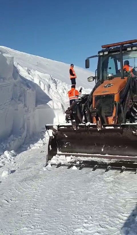 Tekman yolu Palandöken geçidi ulaşıma kapandı
