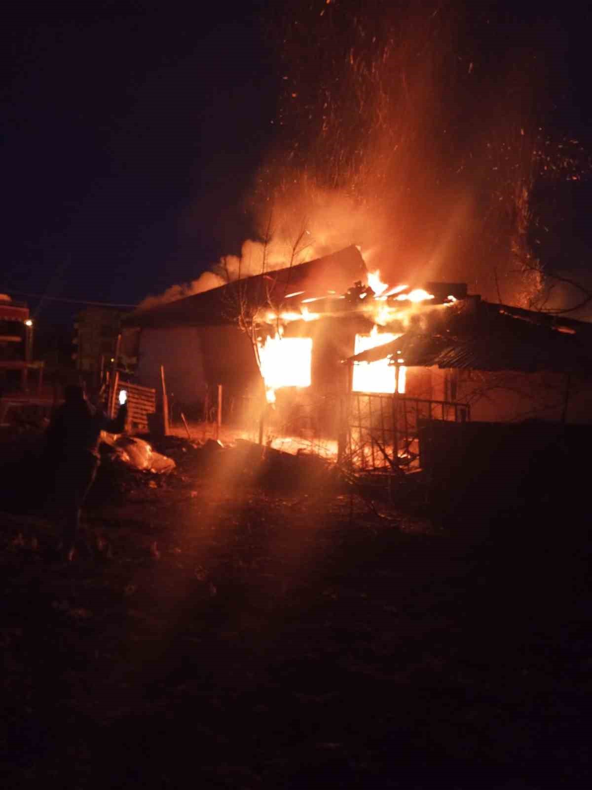 Adana&rsquo;da ahşap ev tamamen yandı
