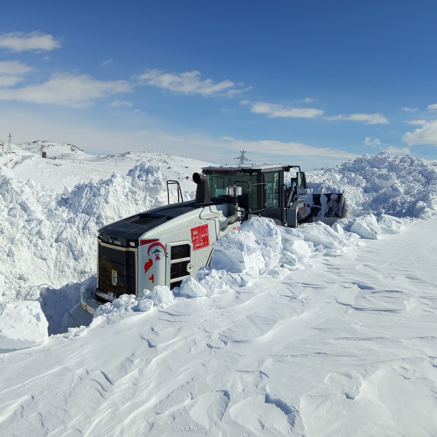 Hakkari’de 3 metreyi bulan karda yol açma çalışması
