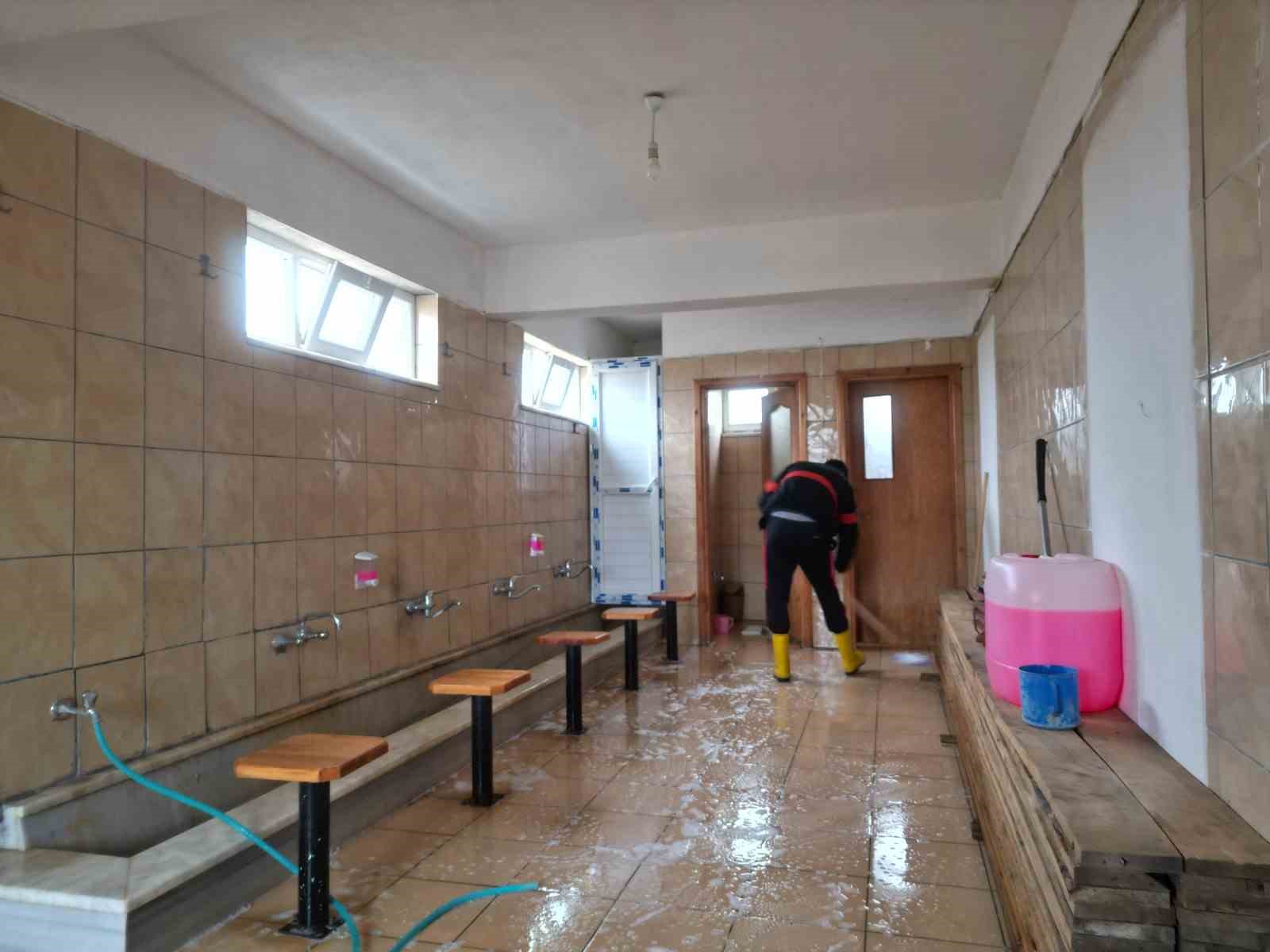 Körfez’in camilerinde Ramazan temizliği
