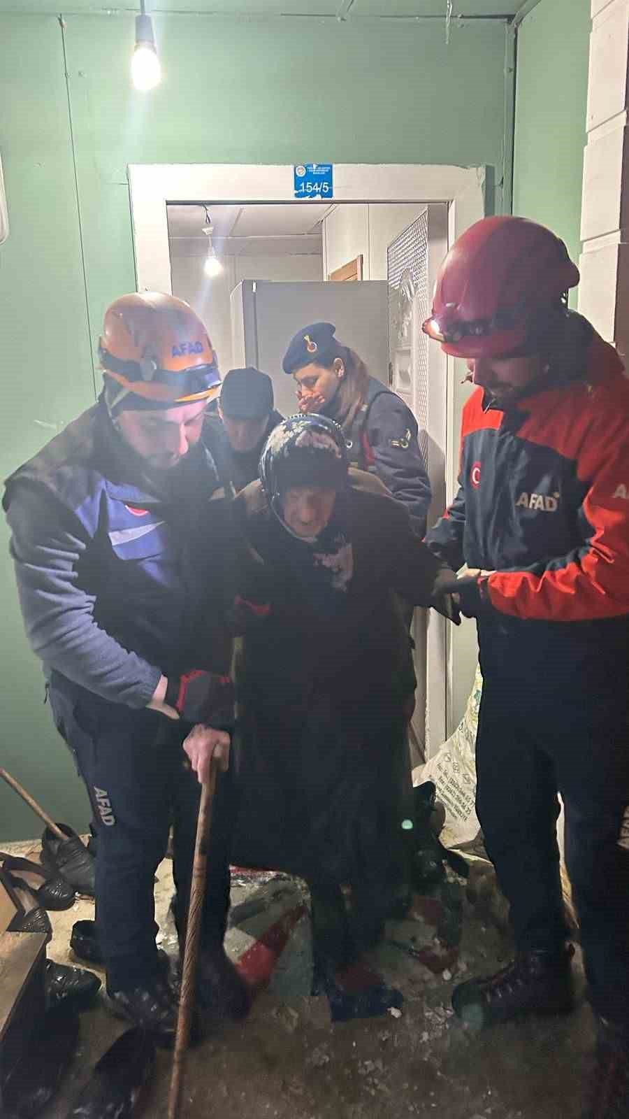 Artvin&rsquo;de kar nedeniyle &ccedil;&ouml;kme tehlikesi olan evde yaşayan yaşlı &ccedil;ift kurtarıldı
