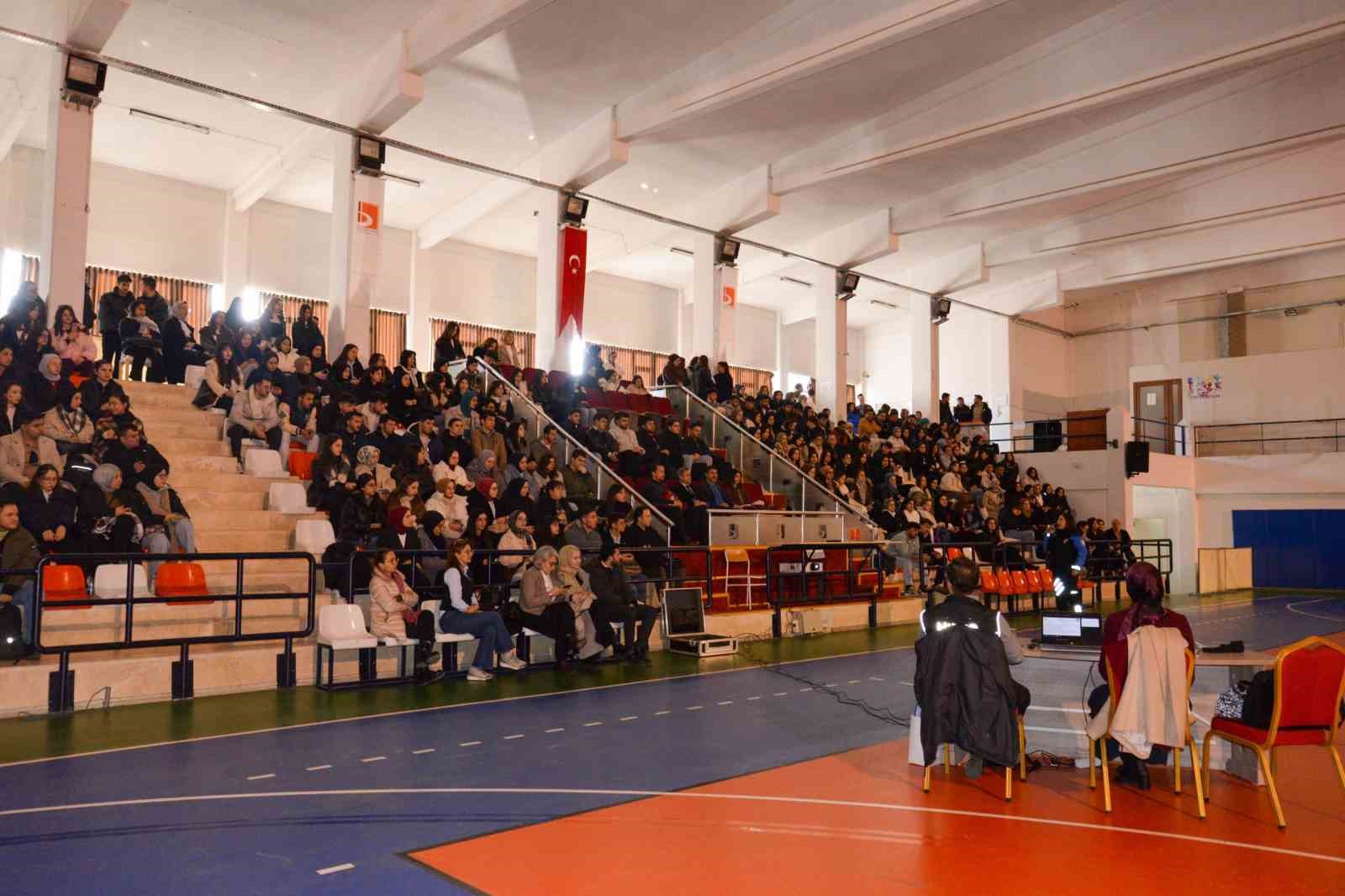 &Uuml;niversiteli &ouml;ğrencilere &lsquo;Bağımlı Olma, Geleceğe Umut Ol&rsquo; eğitimi verildi
