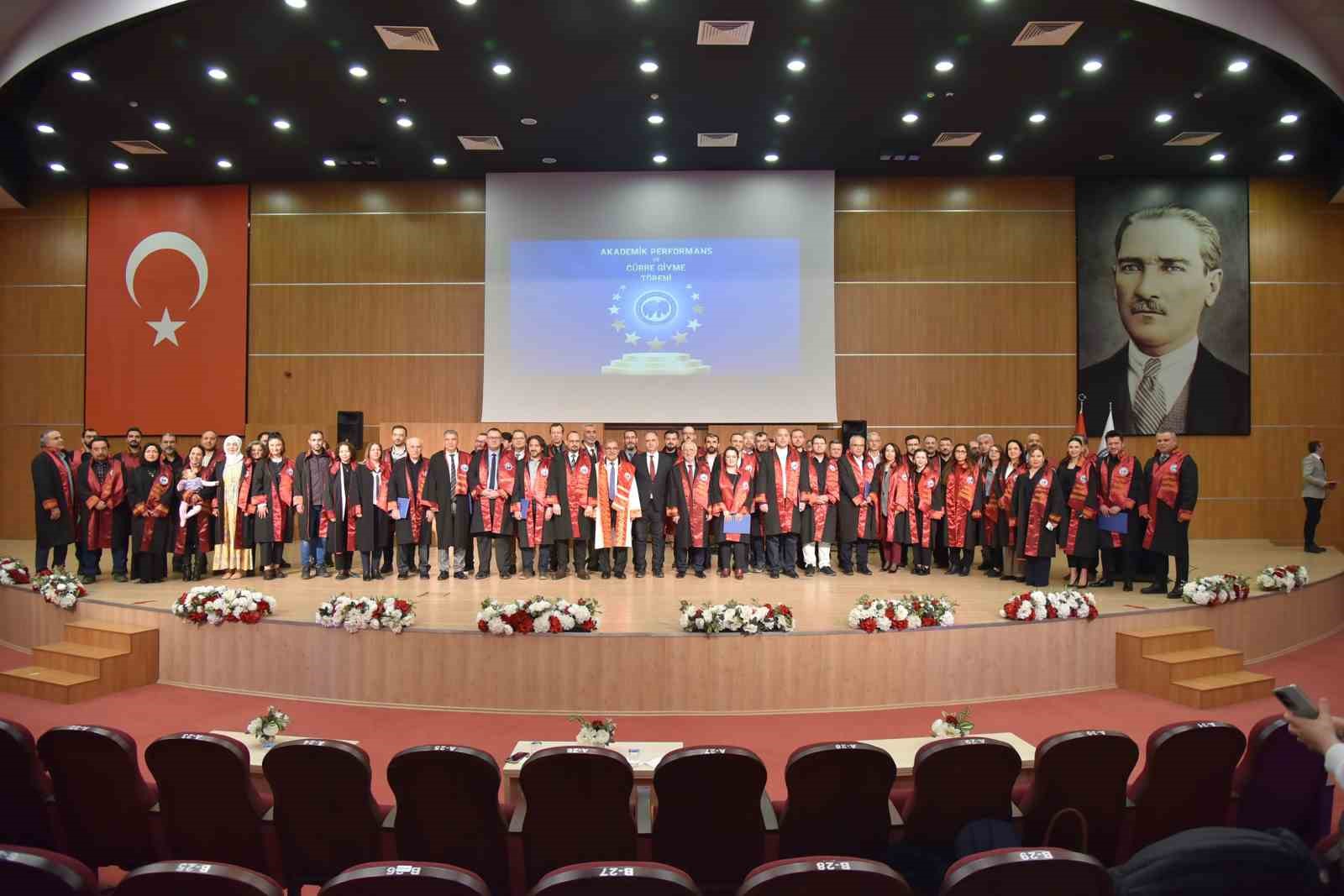 KMÜ’de akademik performans ve cübbe giyme töreni