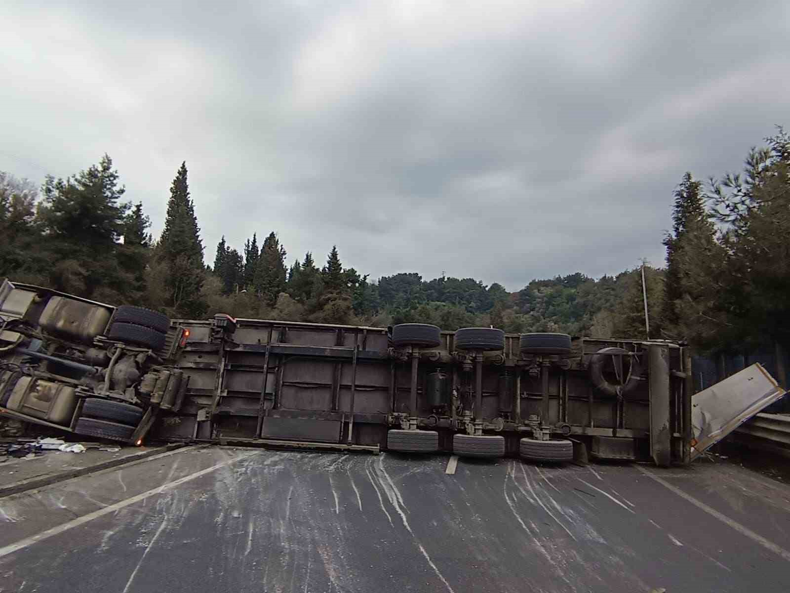 Gölcük’te devrilen tır yolu kapattı: 1 yaralı