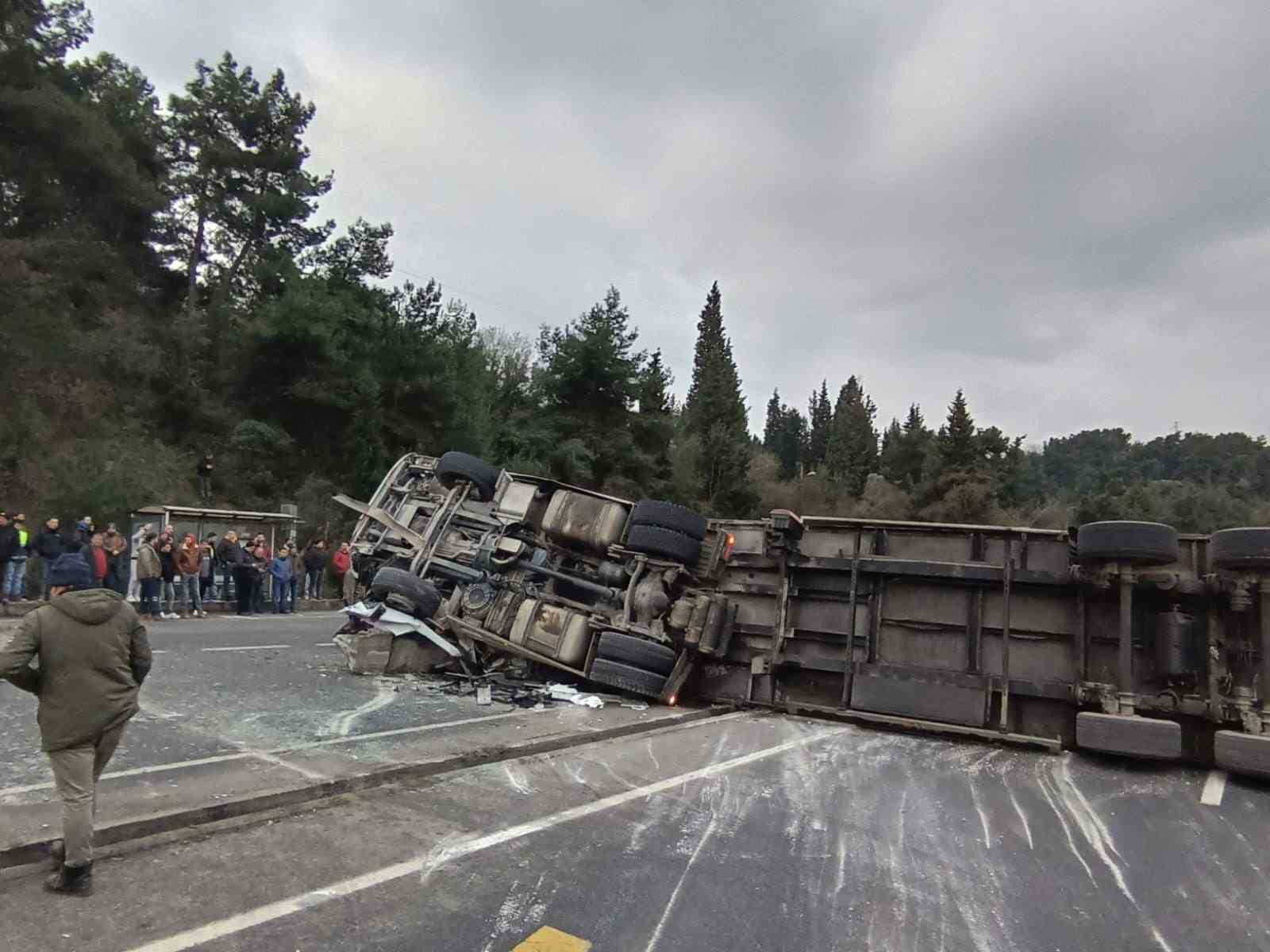 Gölcük’te devrilen tır yolu kapattı: 1 yaralı
