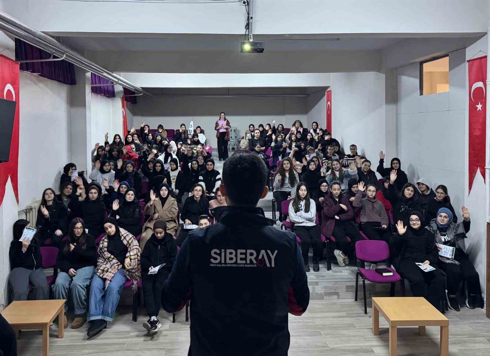 Tekirdağ&rsquo;da &ouml;ğrencilere siber su&ccedil;lar ve bağımlılıkla m&uuml;cadele eğitimi verildi
