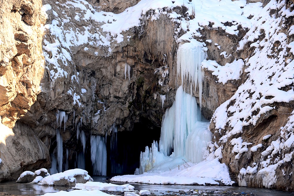 Diyadin&rsquo;de murat nehri buz tuttu
