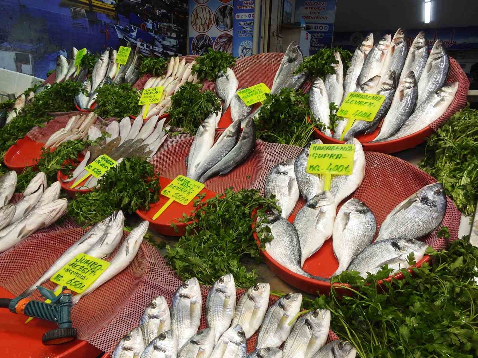 Gaziantep&rsquo;te tezgahlar Ramazan &ouml;ncesi balık &ccedil;eşitleriyle şenlendi
