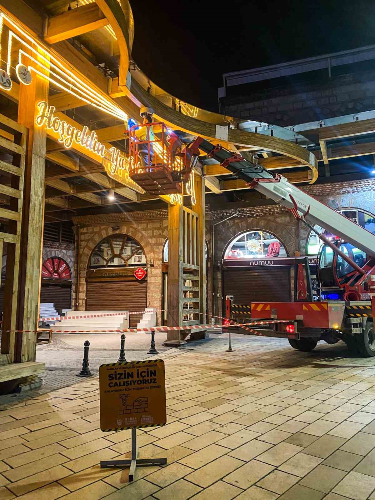 Bursa caddeleri &lsquo;Ramazan&rsquo; için süslendi