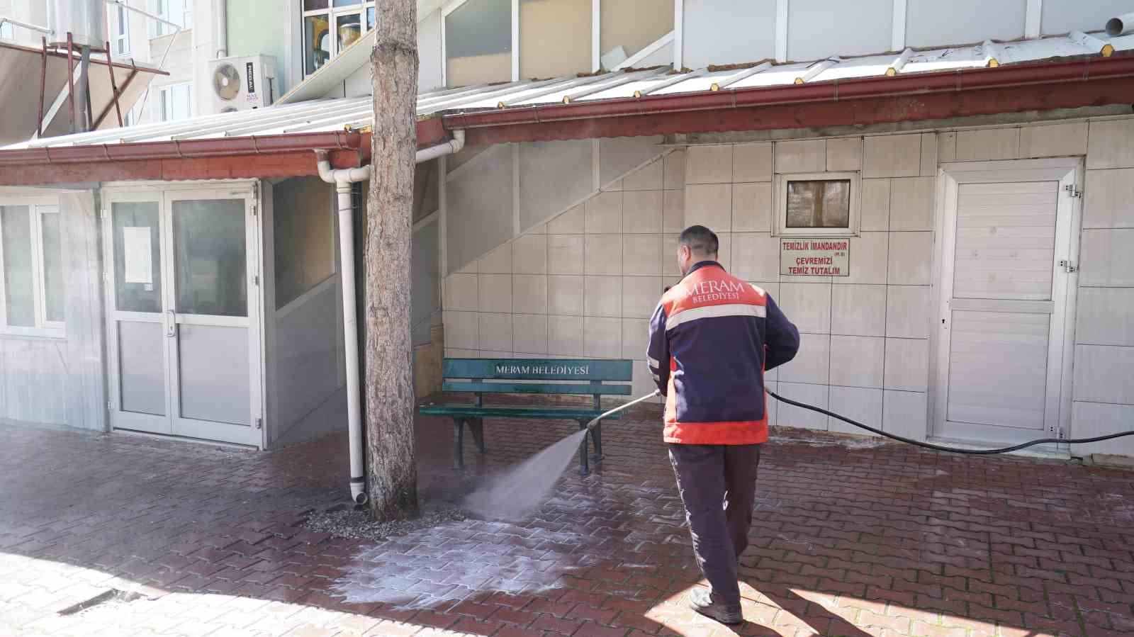 Meram Belediyesi’nden Ramazan öncesi cami bahçelerinde temizlik seferberliği