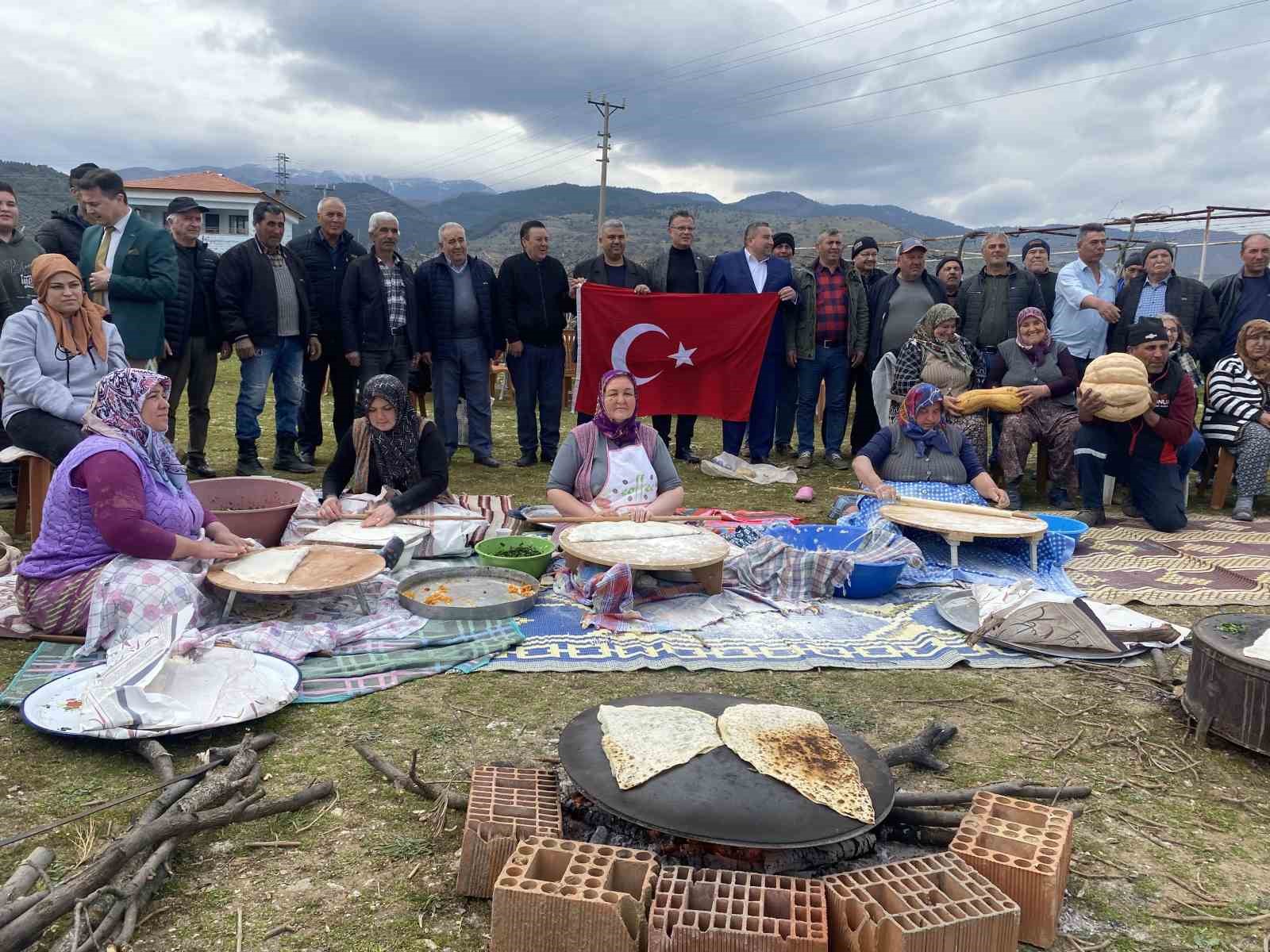 Başkan Öküzcüoğlu’nu gözleme yapan köylüler karşıladı