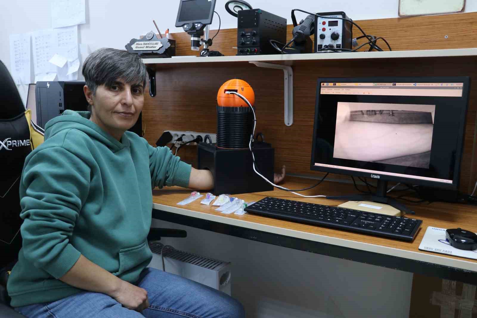 Enkaz altında kalanlardan etkilendi, damar yolu açma robotu geliştirdi