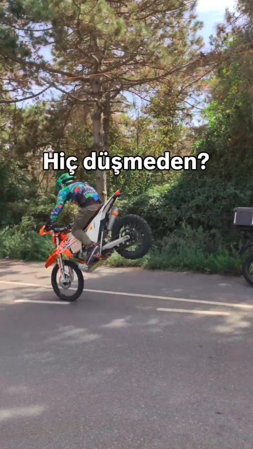 Sarıyer&rsquo;de akrobatik hareketler yapan motosikletli kamerada
